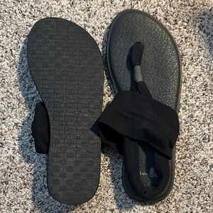 Black Sandals with Toe Loop
